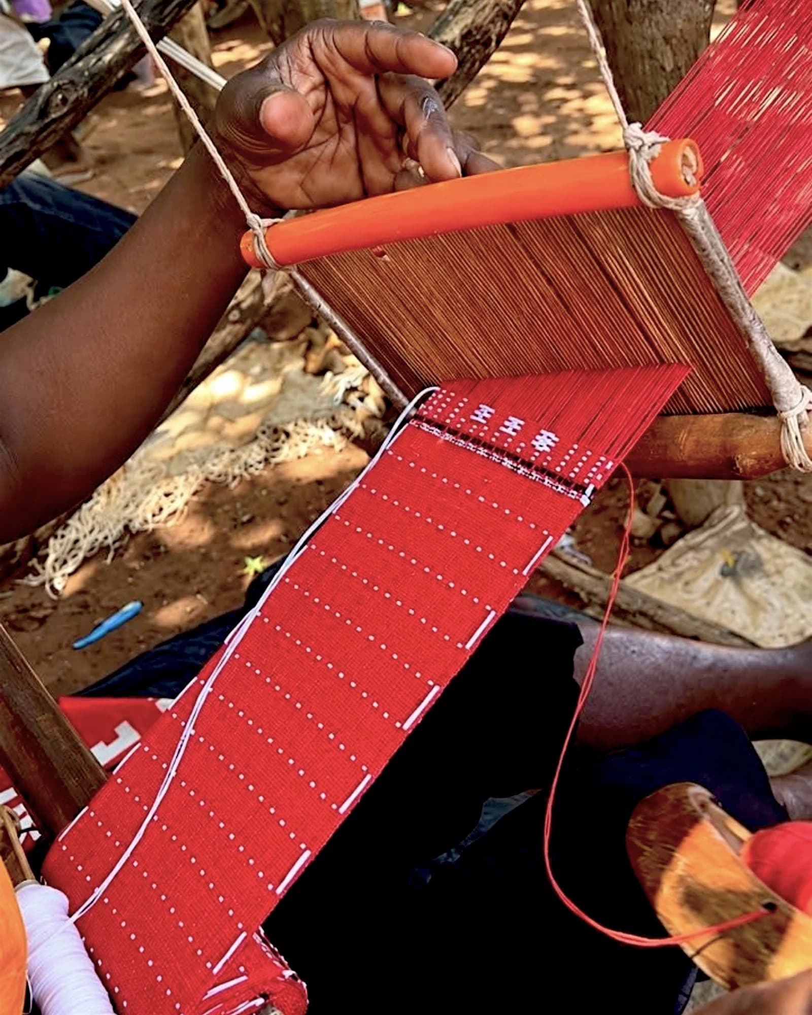 Mains d'artisans tissant le pagne Sénoufo au Waraniéné